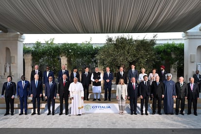 Algunos jefes de Estado durante la Cumbre del G7 en Borgo Egnazia (Italia), el 14 de junio.  Javier Milei y Lula da Silva posan para la fotografía en los costados izquierdo y derecho, respectivamente, en la fila frontal. 