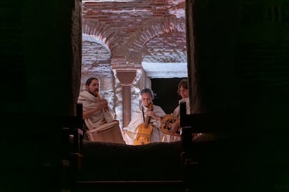 Un momento de 'Hacia ecos de lo sagrado', de Nao d'amore', en el monasterio de Santa María la Real de Valdeiglesias, en Pelayos de la Presa. Fotografía cedida por la compañía.