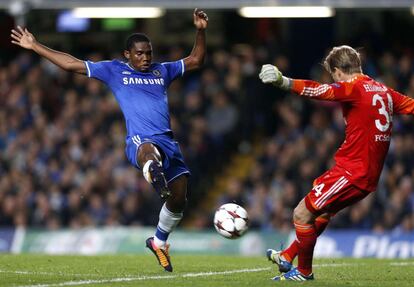 Eto'o frena un despeje de Hildebrand que acaba en gol.