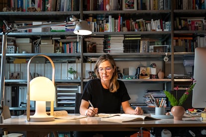 La diseñador Inma Bermúdez en su estudio de Cheste (Valencia), junto a la lmá`para Followme, diseñada por ella, en una imagen de hace tres años.