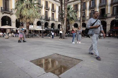 Un alcorque sin palmera en la plaza Reial de Barcelona.