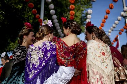 Un protagonismo especial en la Feria de Abril, lo desempeña la moda femenina, con los trajes de flamenca a la cabeza.