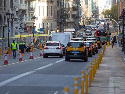 Primer día de obras en la larga reforma que afronta la Via Laietana de Barcelona.