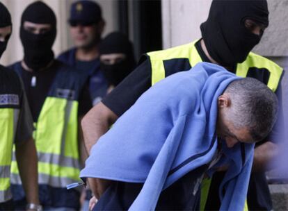 El ex policía Lars S. M., es conducido ante la juez, en Sevilla