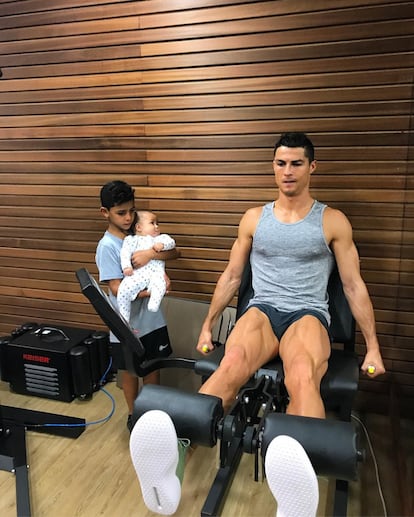 Como aseguraba en el pie de esta foto, CR7 quería demostrar a sus dos hijos los valores del esfuerzo y del deporte, el pasado 25 de octubre.