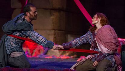 Manuel Menárguez y Ana García, en una escena de 'El cerco de Numancia', que se representará en el teatro Bellas Artes.