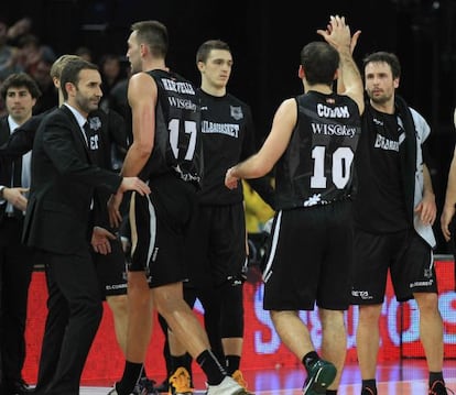 Los jugadores del Dominion Bilbao Basket se felicitan junto a su entrenador Sito Alonso.