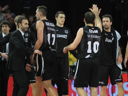 Los jugadores del Dominion Bilbao Basket se felicitan junto a su entrenador Sito Alonso.