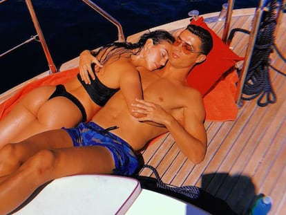 Georgina Rodríguez y Cristiano Ronaldo en un barco.