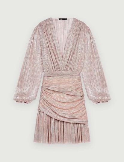 Drapeados y plisados se combinan con maestría en este vestido, con destellos rosados, de
Maje. ¿Un ‘plus’? Sus preciosas mangas abullonadas. (206,5 €) 