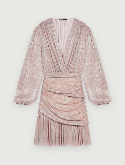 Drapeados y plisados se combinan con maestría en este vestido, con destellos rosados, de
Maje. ¿Un ‘plus’? Sus preciosas mangas abullonadas. (206,5 €)