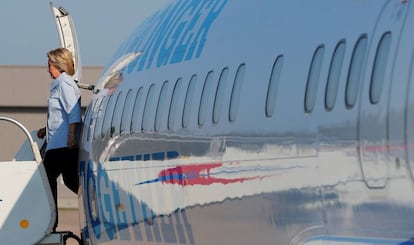 Clinton arrives in Moline, Illinois.