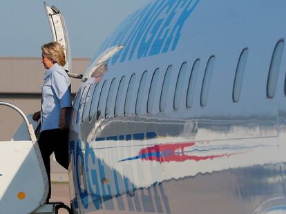 Clinton arrives in Moline, Illinois.