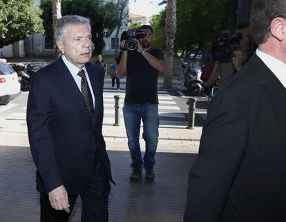 El expresidente de la antigua Caja de Ahorro del Mediterráneo (CAM) Modesto Crespo, a su llegada a la Audiencia Provincial de Alicante. 