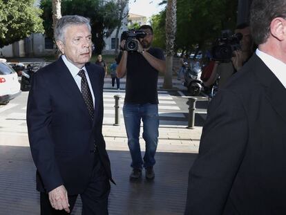 El expresidente de la antigua Caja de Ahorro del Mediterráneo (CAM) Modesto Crespo, a su llegada a la Audiencia Provincial de Alicante. 