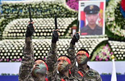 Marines de Corea del Sur durante una ceremonia que conmemora el 5º aniversario de los bombardeos de Corea del Norte en la isla de Yeonpyeong, en el monumento a los caídos en Seúl.