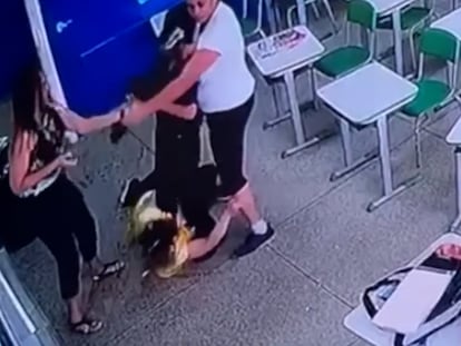 Fotograma de la cámara de seguridad que filmó el ataque en la escuela Thomazia Montoro (São Paulo).