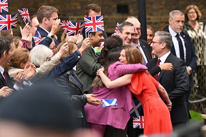 El líder laborista y primer ministro del Reino Unido, Keir Starmer y su esposa, Victoria, reciben el cariño de los ciudadanos que se han congregado este viernes en Downing Street.