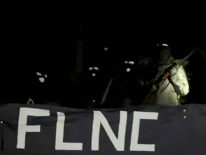 Captura del vídeo de los cinco encapuchados, publicado por diario 'Corse Matin'.
