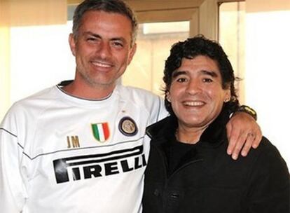 José Mourinho, entrenador del Inter, abrazando a Maradona.