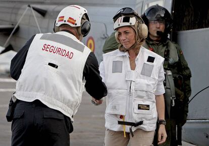 Carme Chacón (r) on the Spanish navy’s Galicia-class landing platform dock ‘Castilla’ in 2011.