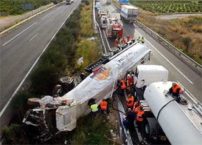 En la imagen, el camión que ha volcado en la carretera y que iba cargado de gasóleo tipo B.