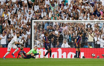 El jugador francés del Real Madrid Karim Benzema abre el marcador en el estadio Santiago Bernabéu.