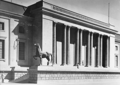 Uno de los caballos de Thorak, en un modelo de la Cancillería de Berlín.