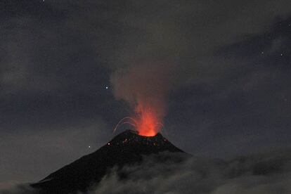 Ecuador es un país lleno de volcanes, de manera que los ecuatorianos han tenido que acostumbrarse a convivir con estas amenazantes montañas capaces de devastar sus pueblos y granjas en cuestión de horas. En la imagen, captada en mayo de 2006, el volcán Tungurahua, en Ambato, entrando en erupción.