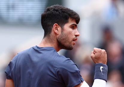 Alcaraz celebra un punto durante el partido de octavos contra Auger-Aliassime.