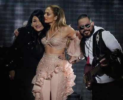 Jennifer López con los hermanos de Selena en los premios Billboard.