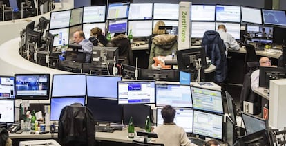 Varios corredores trabajan en la Bolsa de Fráncfort, Alemania