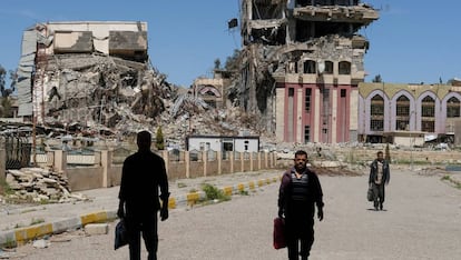 Unos ciudadanos caminan por los alrededores de lo que queda de la Universidad de Mosul.