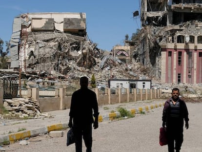 Unos ciudadanos caminan por los alrededores de lo que queda de la Universidad de Mosul.