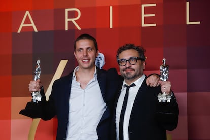 Los directores de cine David Gaytán y Alonso Ruizpalacios posan con su Ariel a mejor guión adaptado por 'Una película de policías', durante la entrega de los premios Ariel el pasado 11 de octubre.