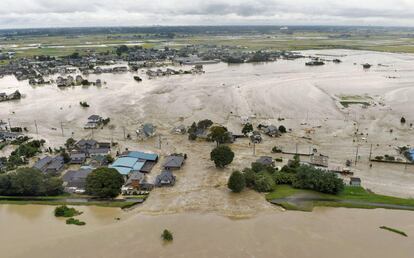 A cidade japonesa de Joso foi inundada pelo transbordamento de um rio após as fortes chuvas que atingiram o leste do Japão. A área está em estado de alerta por causa de possíveis deslizamentos de terra.