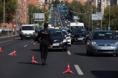 Control policial en la A5. El ministro del Interior, Fernando Grande-Marlaska, ha dicho esta ma?ana en la rueda de prensa que ha ofrecido junto al titular de Sanidad, Salvador Illa, tras el Consejo de Ministros Extraordinario que desplegara 7.000 agentes entre Guardia Civil y Polica Nacional para vigilar el cumplimiento de las restricciones del decreto de estado de alarma.