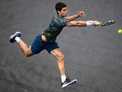 Alcaraz devuelve la pelota durante el partido contra Dimitrov en el Palais Omnisports de Bercy.