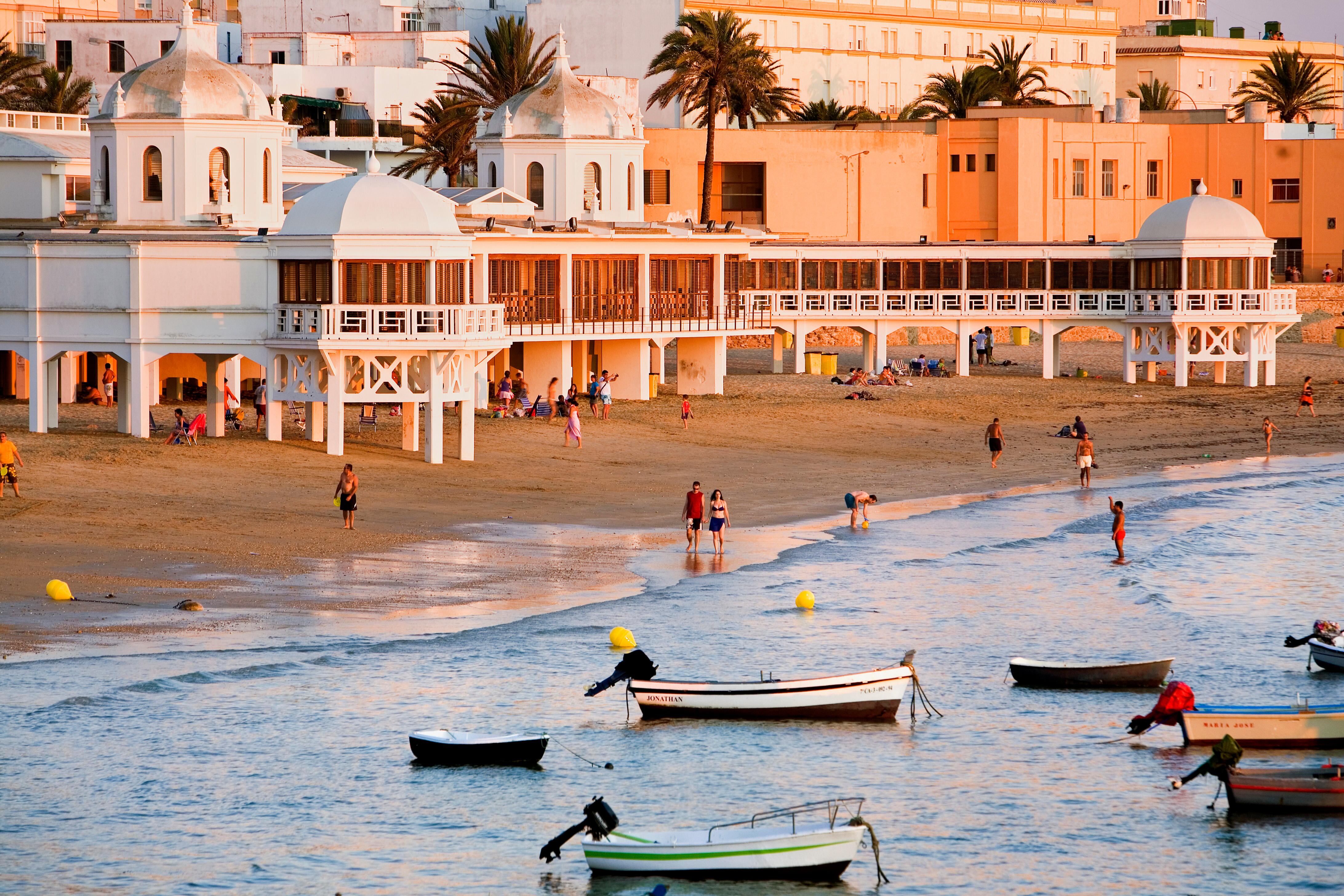 Playa de la Caleta, en Cádiz, uno de los arenales españoles con bandera azul.