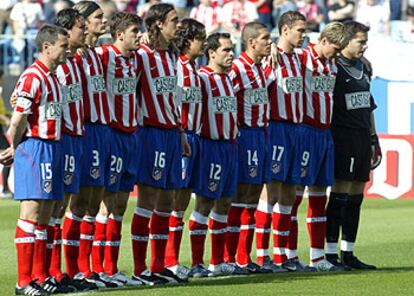 Los jugadores del Atlético se abrazan durante el minuto de silencio por la muerte de Jesús Gil.
