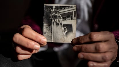 Leonor García, victima de abusos sexuales cuando tenia ocho años en en un sanatorio para niños con tuberculosis de la Iglesia en Bilbao, sujeta una foto de cuando era niña.