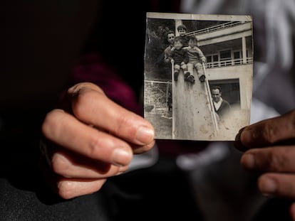 Leonor García, victima de abusos sexuales cuando tenia ocho años en en un sanatorio para niños con tuberculosis de la Iglesia en Bilbao, sujeta una foto de cuando era niña.