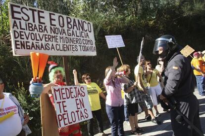 La policía vigila al más del centenar de afectados por las participaciones preferentes de Novagalicia Banco que protestan en Soutomaior.