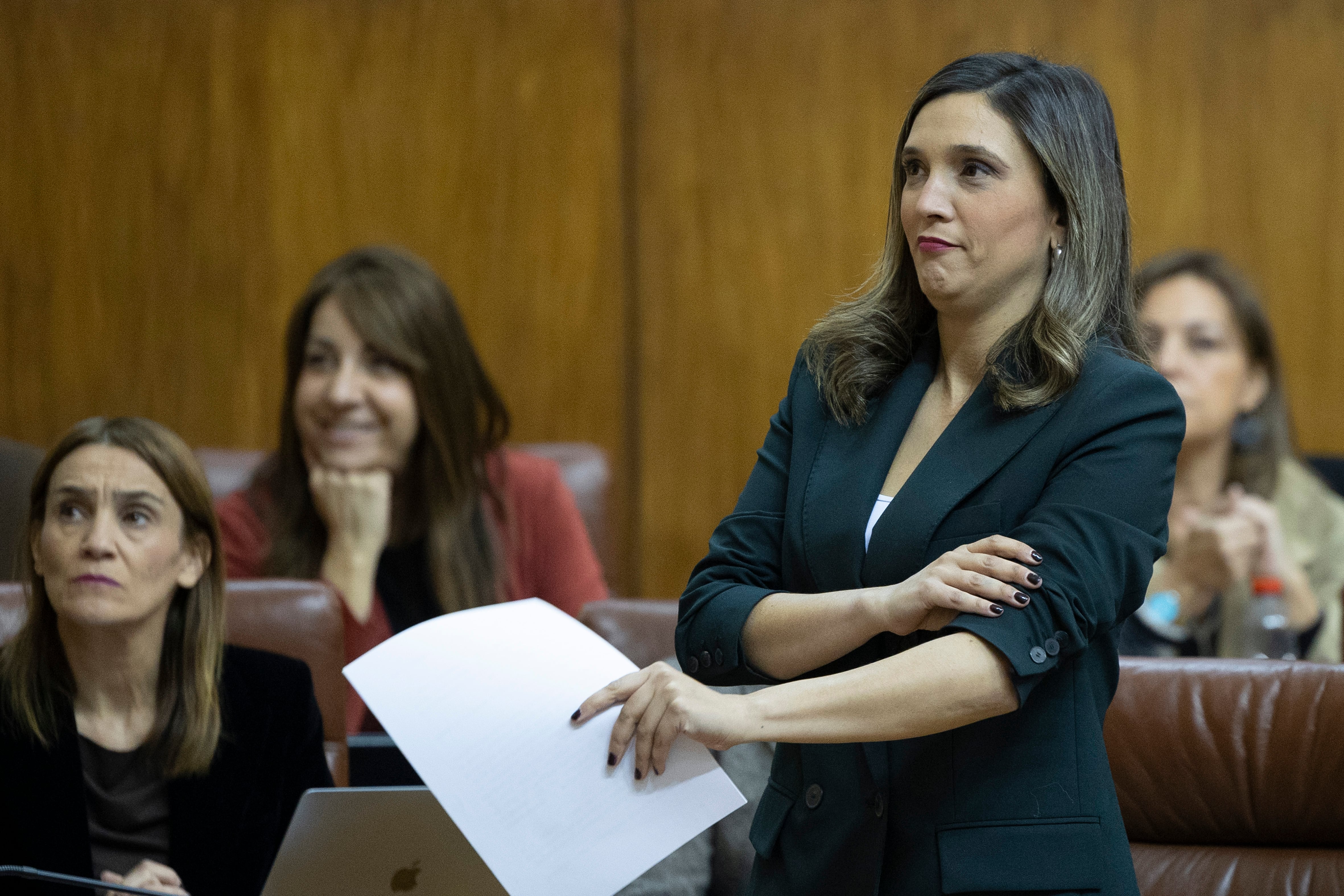 DVD1294(27/11/2025): Sevilla. La portavoz del grupo socialista, María Márquez, durante el debate del estado de la comunidad celebrado en el Parlamento.
FOTO: PACO PUENTES (EL PAÍS)