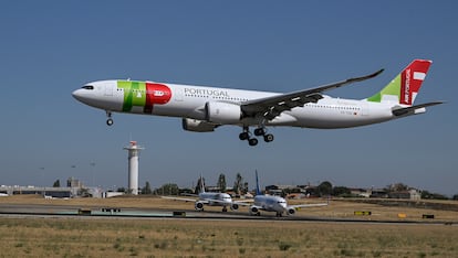 Un Airbus A330-941 de la TAP aterriza en el aeropuerto Humberto Delgado, de Lisboa, este verano.