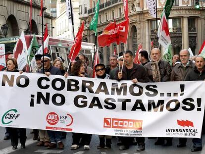Protesta en Valencia contra la retirada de la paga extra a los funcionarios. / Tania Catro