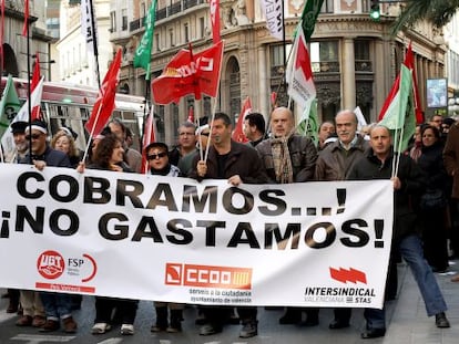 Protesta en Valencia contra la retirada de la paga extra a los funcionarios. / Tania Catro