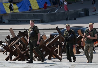 Soldados patrullan por el centro de Kiev, el pasado 5 de julio. 