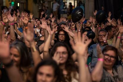 El público aplaude en lengua de signos al final de una canción de Toquinho