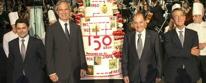 El presidente de Catalana Occidente Jose Mar&iacute;a Serra (segundo por la derecha), posa con los directivos de su empresa Francisco Arregui (derecha), Hugo Serra (izquierda) e I&ntilde;aqui &Aacute;lvarez junto a la tarta conmemorativa del 150 aniversario de la compa&ntilde;&iacute;a.